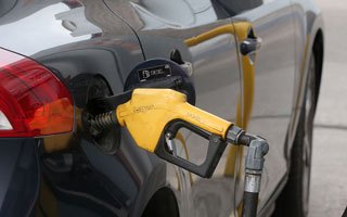 Tercera alza consecutiva: Bencinas subirán $35 por litro y diésel saltará otros $89