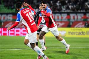 Zampedri, otra vez la figura... Católica gana un partidazo a Palestino y no suelta el segundo lugar del Torneo: Mira los goles