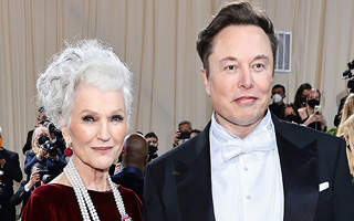 Maye Musk lanza sus memorias y revela que su hijo Elon era golpeado con "brutalidad" por sus compañeros de colegio