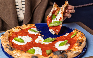 Tres pizzerías chilenas son elegidas entre las 100 mejores del mundo: Una ubicada en Londres encabeza el ranking