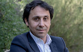 Rodrigo Arenas, el diputado franco-chileno de la Asamblea Nacional de Francia que gestionó la medalla a Llaitul