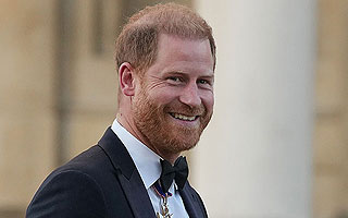 Fotos | Con medallas militares y sin Meghan: Harry aparece en público por primera vez tras su regreso al Reino Unido