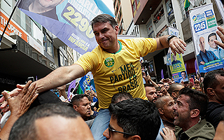 Elecciones en Brasil: Flávio Bolsonaro acusa a Lula de "querer comprar a los pobres" al subir la ayuda social