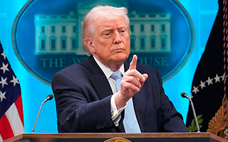 Trump veta de la Casa Blanca a tres medios a los que acusa de "noticias falsas"