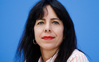 Elif Eralp, la líder de extrema izquierda comparada con Mamdani que se perfila como la futura alcaldesa de Berlín