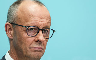 Merz en el banquillo: Canciller alemán promete seguir gobernando pese a estrepitosa derrota de su partido