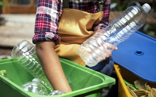 Reciclaje no logra despegar en Chile pese a menores barreras: Solo 29% declara hacerlo regularmente