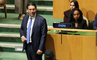 Video: El polémico regalo de embajador israelí a la delegación de Irán en la ONU que generó un tenso momento
