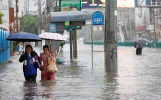 Fotos y videos | Decretan estado de desastre en Bangkok luego de lluvias de casi 300 mm. en dos días