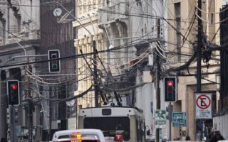 6.500 kilómetros de escombros aéreos: Las comunas que concentran el plan de retiro de cables en desuso tras nueva ley