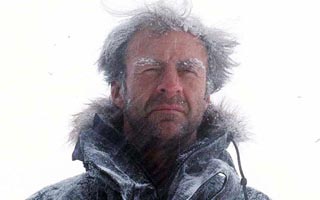 Familiares de explorador británico Ranulph Fiennes aseguran que su esposa lo mantiene aislado