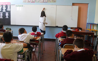 La preocupante alerta de la OCDE: Dos provincias superan el 37% de docentes no cualificados en la educación pública
