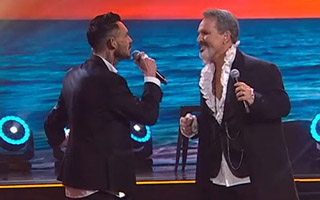 Video | Mauricio Pinilla lo intenta de nuevo y canta "Si tú no vuelves" con el doble de Miguel Bosé en programa de talentos