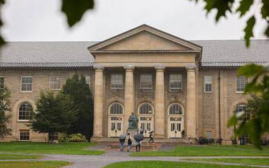 Vandalizan edificio de Cornell en rechazo a cómo la universidad trató caso de violación grupal en 2024