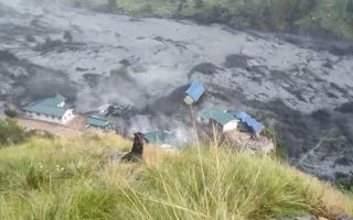 Video | "Oí un estruendo": Repentina crecida de río arrasa con un pueblo en Nepal y deja cinco desaparecidos