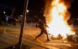 Disturbios en Barcelona dejan 128 detenidos por "actos vandálicos" y "saqueos"