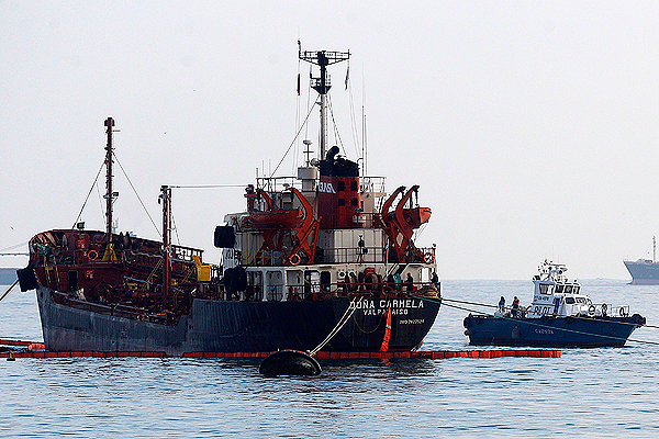 Quintero sufrió nuevo derrame de petróleo desde un barco esta madrugada