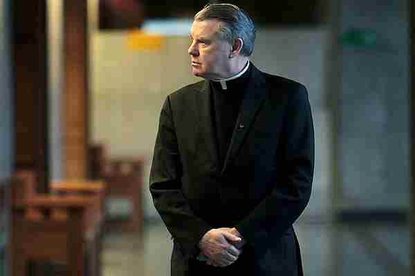 Gobierno revoca residencia definitiva a cura John O'Reilly y dispone abandono del país