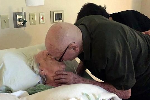 Mira el conmovedor video de un anciano que se despide cantándole al amor de su vida