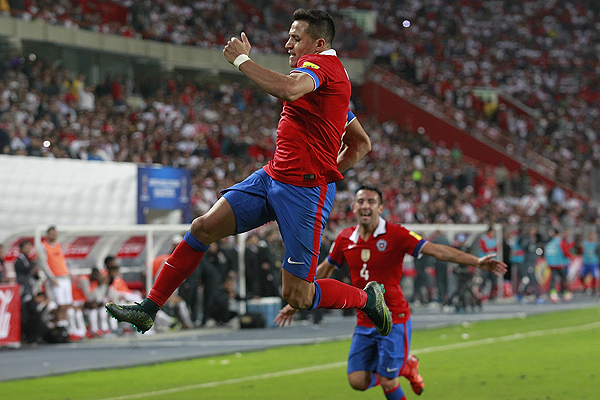 Sánchez y Vargas ponen los goles ante Perú y Chile es uno de los líderes de Clasificatorias