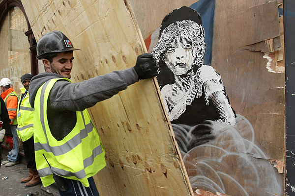 Cubren polémico mural creado por Banksy en la embajada francesa en Londres