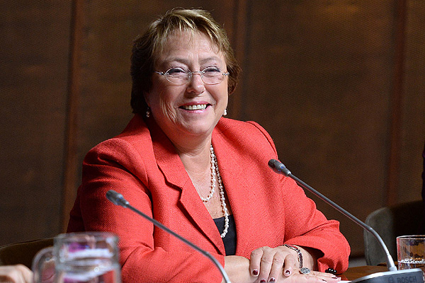 Nuevo cambio en política de prensa: Periodistas definirán cupos en giras de Bachelet