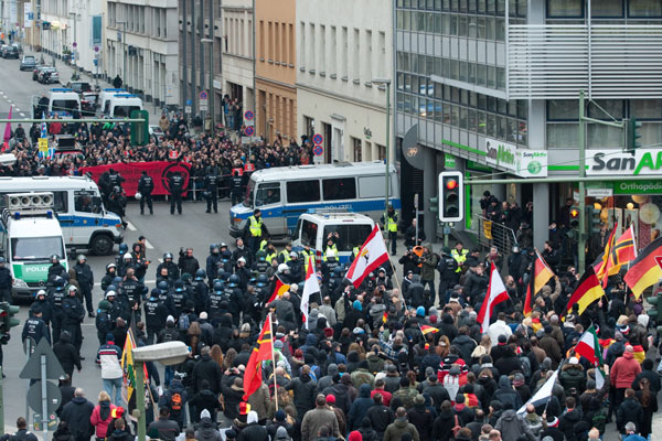 Miles de personas de ultra derecha marchan en Berlín contra la 