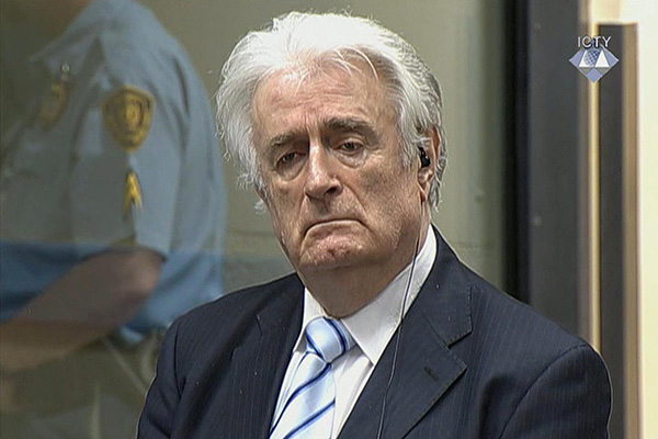 Condenan a 40 años de cárcel a ex líder serbobosnio Radovan Karadzic por genocidio