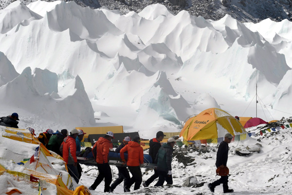 A casi un año de la peor tragedia en el Everest hablan los montañistas chilenos que sobrevivieron