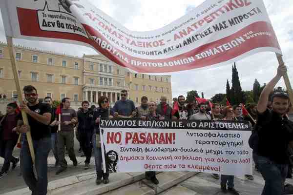 Policías griegos ocupan sede de Syriza en rechazo a la reforma de pensiones