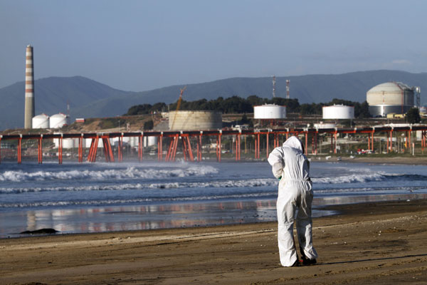 Se activa plan de contingencia en terminal de Quintero tras derrame de petróleo