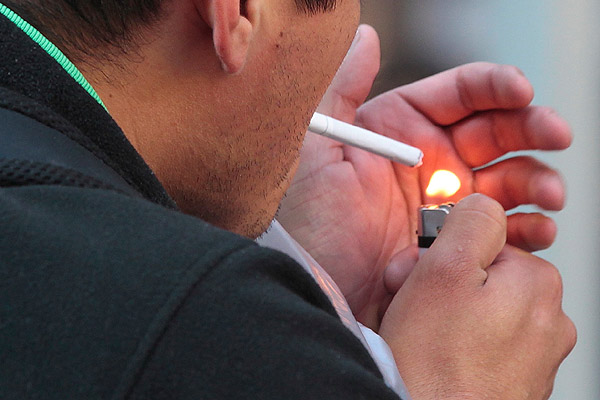 Radiografía del fumador chileno: Tiene entre 25 y 34 años, y consume 7,2 cigarrillos diarios