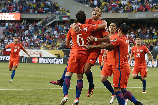 Chile aguanta la tormenta, gana a Colombia y reeditará ante Argentina la final de la Copa América 2015
