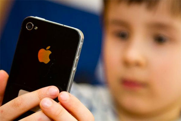 Padres: ¿A qué edad es adecuado entregar un celular a los hijos?