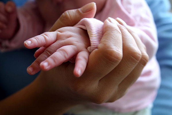 ¿Cuál es la edad límite para ser madre? Mujer que dio a luz a los 63 años abre debate en Australia