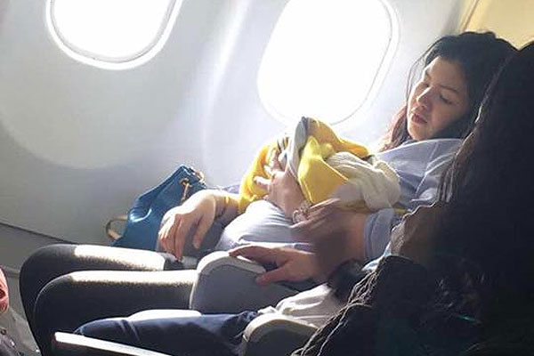 ¡Se adelantó! Mujer con 7 meses de embarazo da a luz a su hija en pleno vuelo