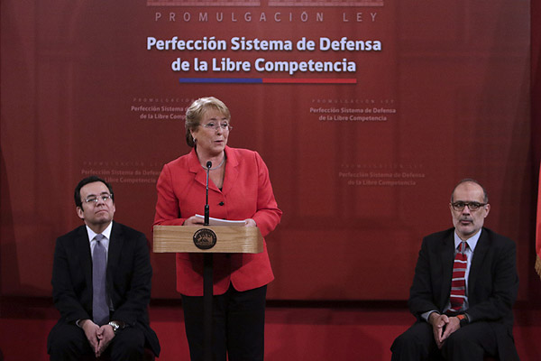 Bachelet promulga ley de libre competencia que pena con cárcel a culpables de colusión
