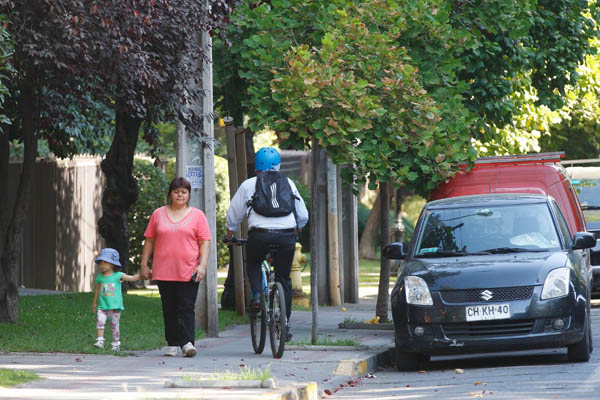 Ciclistas y expertos divididos por decisión de Providencia de multar a los que circulen por veredas