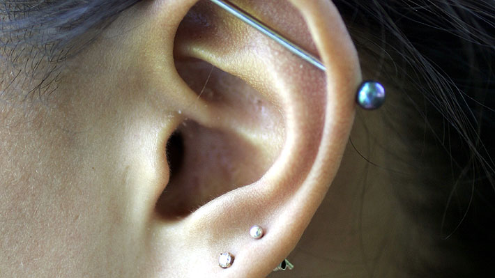 Joven argentino muere tras hacerse un piercing en el lóbulo de una de sus orejas