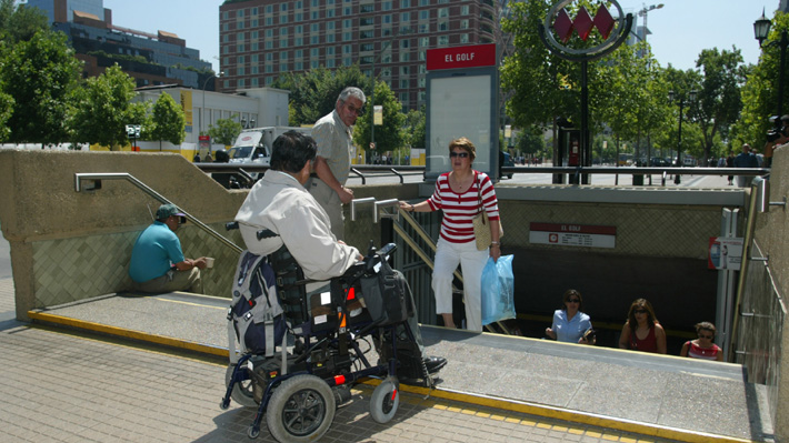 Personas en situación de discapacidad se demoran 25 minutos más en viajar en Trasantiago