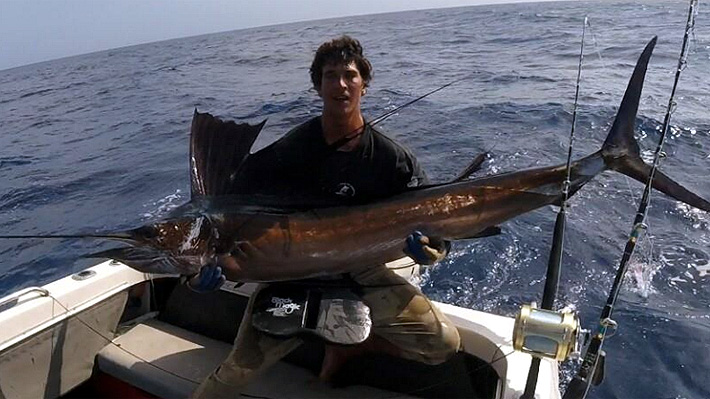 Pescador sobrevivió 6 horas entre tiburones tras ser arrastrado fuera de borda por un pez