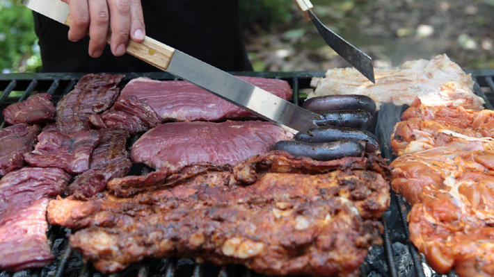 Atención con los asados: Los asiduos a la carne roja padecerían más seguido de inflamación en el intestino