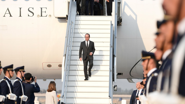 Presidente Francois Hollande llega a Chile para reunirse con Bachelet e inicia su última gira por Latinoamérica