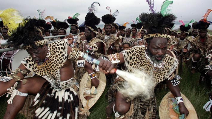 Tribu sudafricana se viste con pieles falsas para proteger a los leopardos