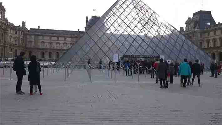 El Louvre reabre tras ataque contra patrulla militar: visitantes deben someterse a estricto control