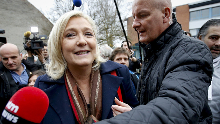 Detienen a cercana colaboradora de Marine Le Pen por caso de empleos ficticios en Francia