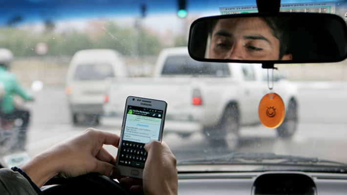 Uso de celulares por automovilistas: En Chile infractores se exponen a multas de hasta $68 mil