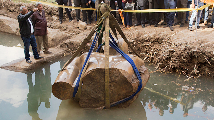 Arqueólogos rescatan un nuevo segmento de la escultura gigante de Ramsés II