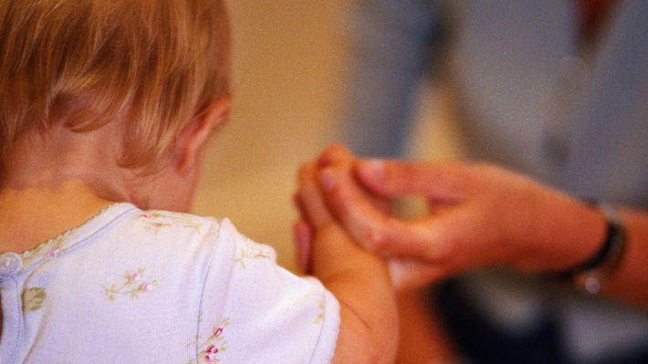 Nuevo caso de padres mayores y reproducción asistida: Española de 64 años pide recuperar la custodia de su hija