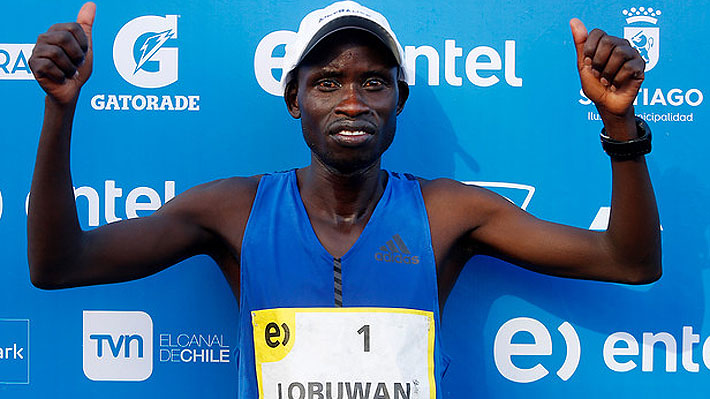 Keniata Luka Lobuwan se impuso en los 42 kilómetros del Maratón de Santiago con nueva marca